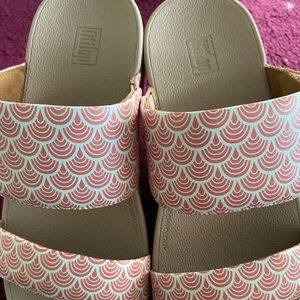 Fitflop pink wave leather slides